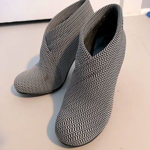 FOLD HI- a Famed United Nude classic!